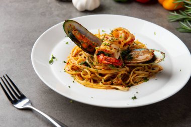 aglio olio spagetti ile deniz ürünleri