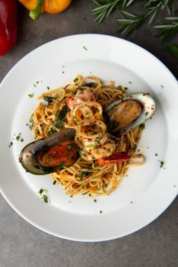 aglio olio spagetti deniz ürünleri en iyi atış ile