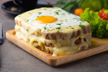 yumurta ve peynir, seçici odak ile croque madame tost