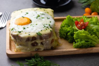 yumurta ve peynir, seçici odak ile croque madame tost