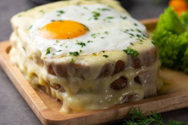 yumurta ve peynir, seçici odak ile croque madame tost
