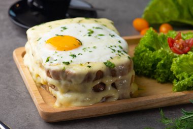 yumurta ve peynir, seçici odak ile croque madame tost