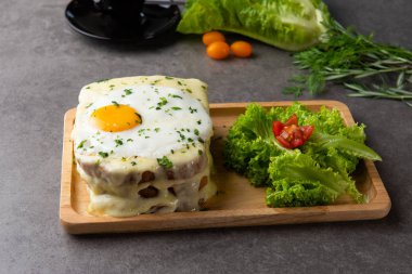 yumurta ve peynir, seçici odak ile croque madame tost