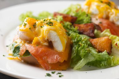 Benedict somon ve haşlanmış yumurta ile yumurta