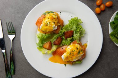 Benedict somon ve haşlanmış yumurta ile yumurta