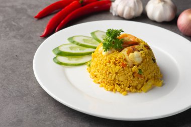 ananas kızarmış pilav ile karides ve dilimlenmiş salatalık