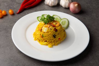 ananas kızarmış pilav ile karides ve dilimlenmiş salatalık