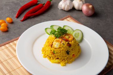 ananas kızarmış pilav ile karides ve dilimlenmiş salatalık