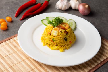 ananas kızarmış pilav ile karides ve dilimlenmiş salatalık