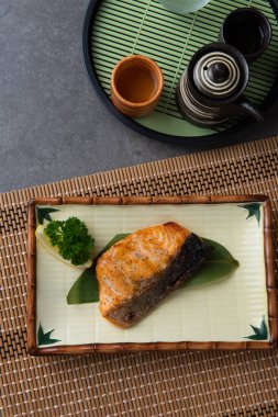 ızgara somon teriyaki geleneksel olarak hizmet