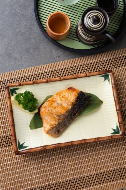 ızgara somon teriyaki geleneksel olarak hizmet