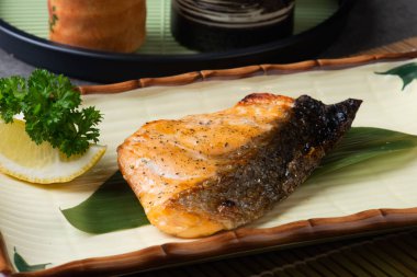 ızgara somon teriyaki geleneksel olarak hizmet