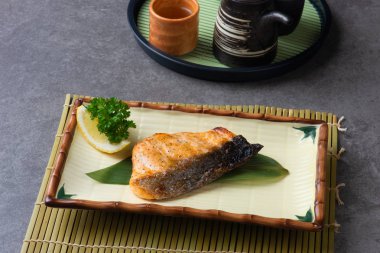 ızgara somon teriyaki geleneksel olarak hizmet