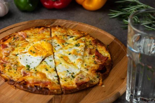 Yumurta, jambon ve mantar, seçici odak pizza