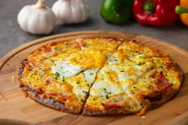 Pizza Con Uova Prosciutto Funghi Focus Selettivo — Foto Stock