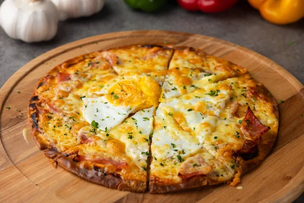 Yumurta, jambon ve mantar, seçici odak pizza