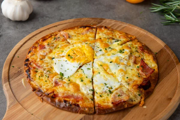 Yumurta Jambon Mantar Seçici Odak Pizza — Stok fotoğraf