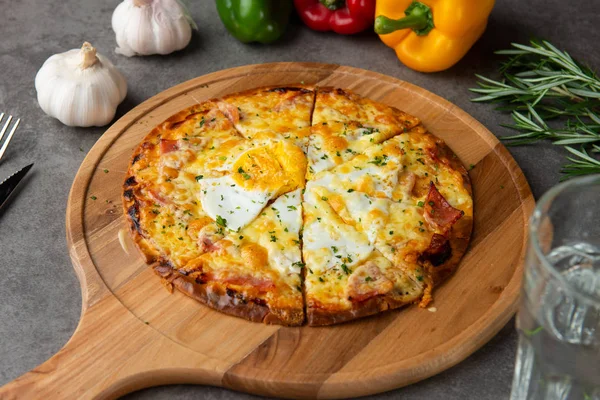 Yumurta Jambon Mantar Seçici Odak Pizza — Stok fotoğraf