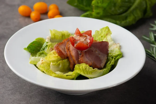 ördek salatası masasında, seçici odak füme