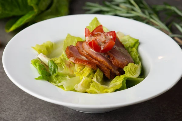 ördek salatası masasında, seçici odak füme