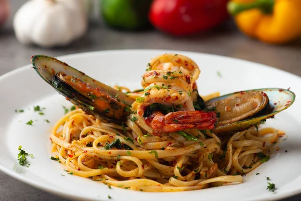 aglio olio spagetti ile deniz ürünleri