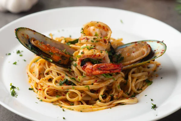 aglio olio spagetti ile deniz ürünleri