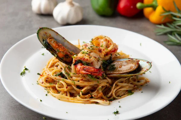 aglio olio spagetti ile deniz ürünleri