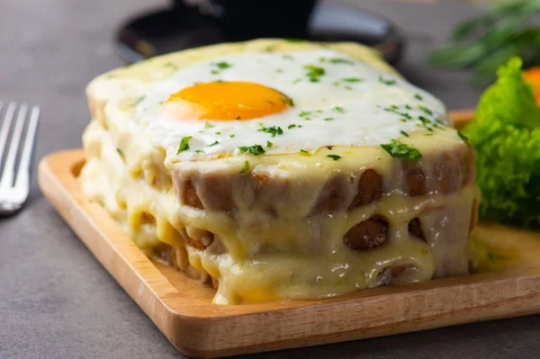 Croque Madame Toast Egg Cheese Selective Focus — Stock Photo, Image
