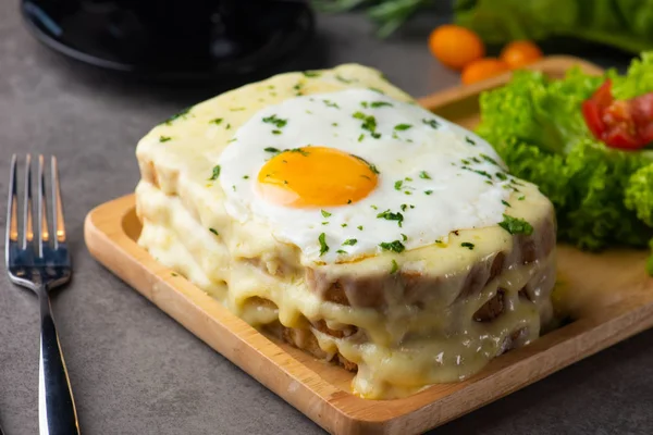 yumurta ve peynir, seçici odak ile croque madame tost