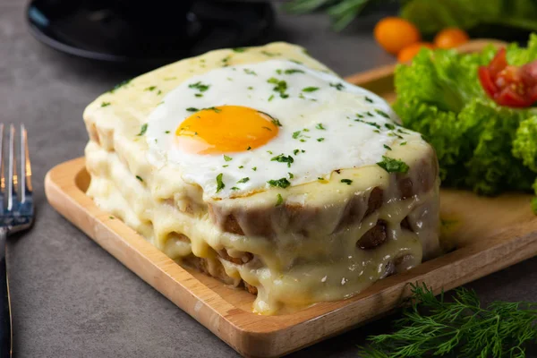 yumurta ve peynir, seçici odak ile croque madame tost