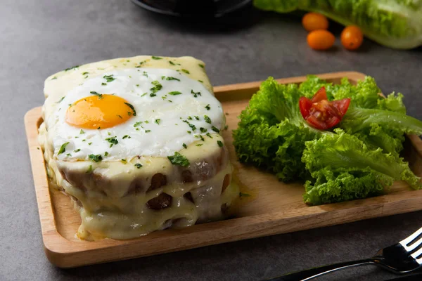 yumurta ve peynir, seçici odak ile croque madame tost