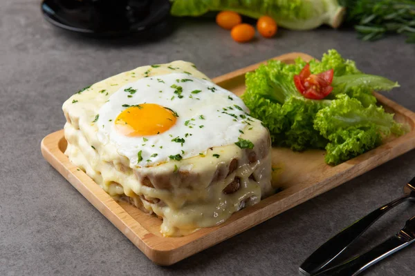 yumurta ve peynir, seçici odak ile croque madame tost