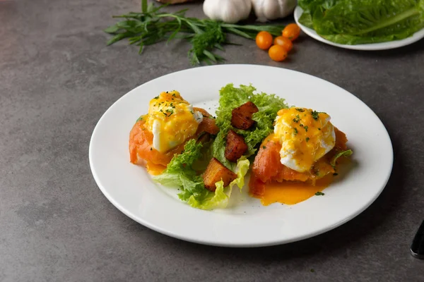 Benedict somon ve haşlanmış yumurta ile yumurta