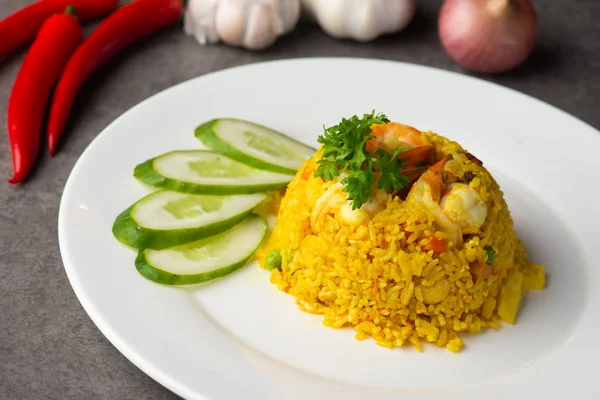 Ananas Rijst Met Garnalen Gebakken Gesneden Komkommer — Stockfoto