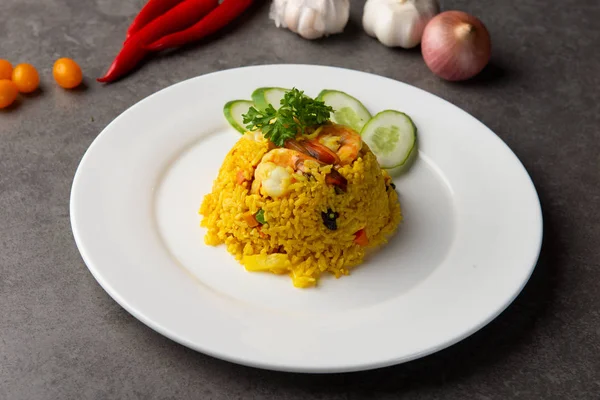 ananas kızarmış pilav ile karides ve dilimlenmiş salatalık