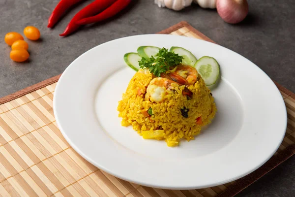 ananas kızarmış pilav ile karides ve dilimlenmiş salatalık