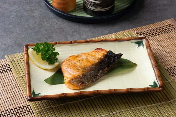 ızgara somon teriyaki geleneksel olarak hizmet