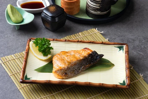 ızgara somon teriyaki geleneksel olarak hizmet