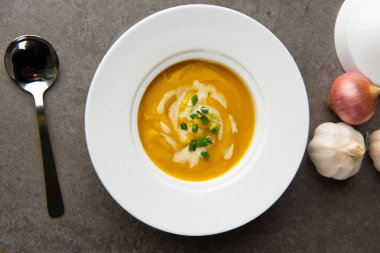 otlar üstten görünüm ile kavrulmuş balkabağı çorbası