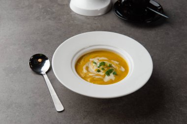 otlar üstten görünüm ile kavrulmuş balkabağı çorbası