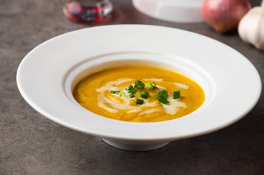 otlar ile kavrulmuş balkabağı çorbası