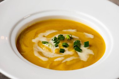 otlar ile kavrulmuş balkabağı çorbası