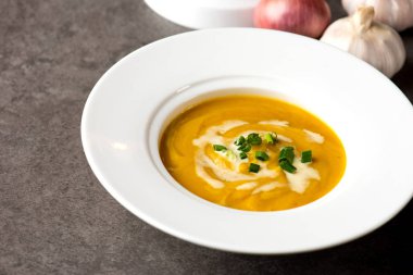 otlar ile kavrulmuş balkabağı çorbası