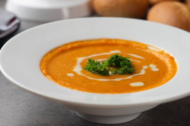 bir kase üzerinde domates çorbası