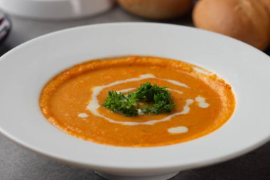 bir kase üzerinde domates çorbası