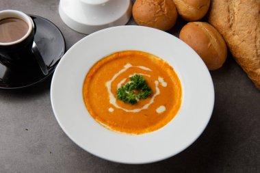 bir kase üzerinde domates çorbası