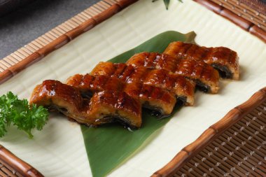 Japon yılan balığı ızgara veya Unagi Ibaraki plaka üzerinde ayarla 