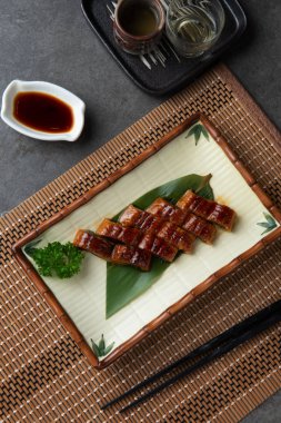 Japon yılan balığı ızgara veya Unagi Ibaraki plaka üzerinde ayarla 