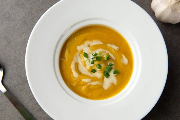 ハーブ上面とロースト カボチャのスープ — ストック写真