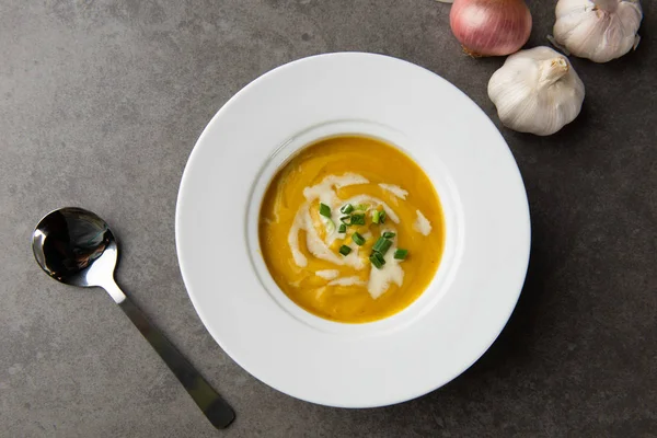 otlar üstten görünüm ile kavrulmuş balkabağı çorbası